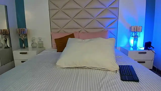 JuliMonroe19 online show from May 2026 07:16:02 AM
