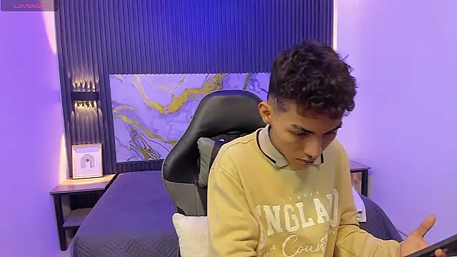 TaylerMiles online show from February 2026 03:32:01 AM