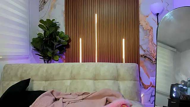 Nickie reed  online show from December 2025 08:28:02 PM