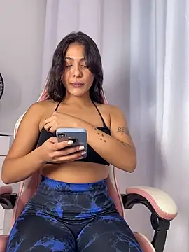 Laurapocah online show from December 2025 07:42:01 PM