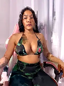 Laurapocah online show from December 2025 06:59:01 PM