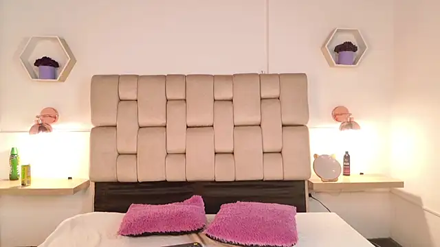 katiamoree online show from May 2026 09:33:02 PM
