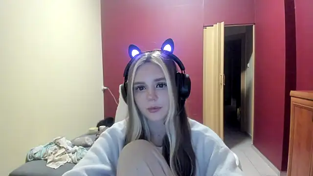 Snapshot of LunaAngell chatting on December 2025 12:40:01 AM LunaAngell online show from December 2025 12:40:01 AM