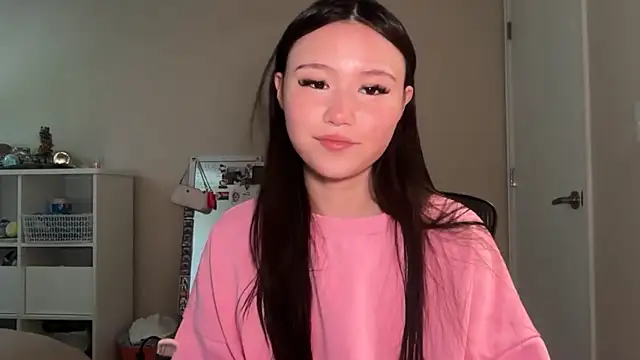 Snapshot of luvvivii chatting on May 2026 06:39:01 PM luvvivii online show from May 2026 06:39:01 PM