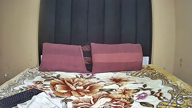 Snapshot of DesiredQueen27 chatting on March 2026 01:36:02 PM DesiredQueen27 online show from March 2026 01:36:02 PM