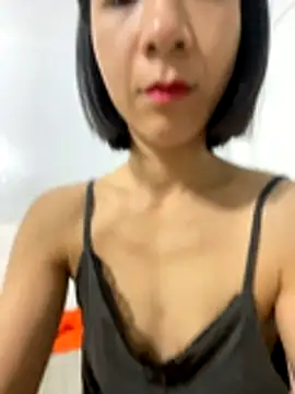 Snapshot of Elly-y chatting on December 2025 12:40:01 AM Elly-y online show from December 2025 12:40:01 AM