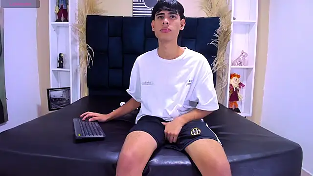 KevinBrooks  online show from February 2026 11:43:02 PM