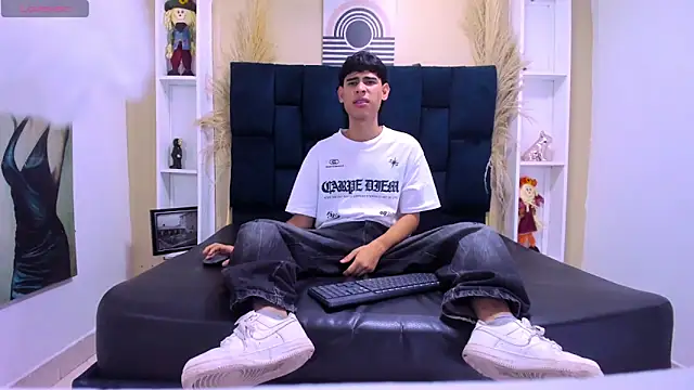 KevinBrooks  online show from February 2026 06:03:01 PM