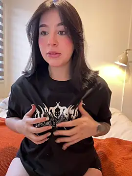 Snapshot of evelynrosess1 chatting on June 2026 10:29:01 PM evelynrosess1 online show from June 2026 10:29:01 PM