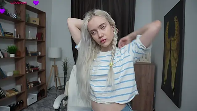 KristalCrowner online show from March 2026 07:17:01 PM