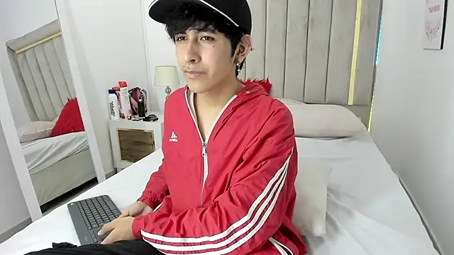 julian xx online show from January 2026 07:17:01 PM