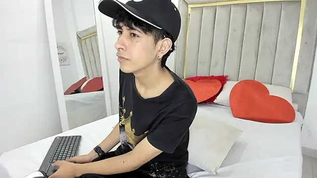 julian xx online show from February 2026 08:02:01 PM