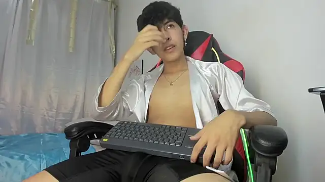 julian xx online show from April 2026 07:15:01 PM