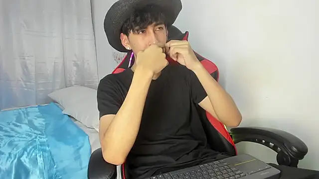 julian xx online show from April 2026 07:08:02 PM