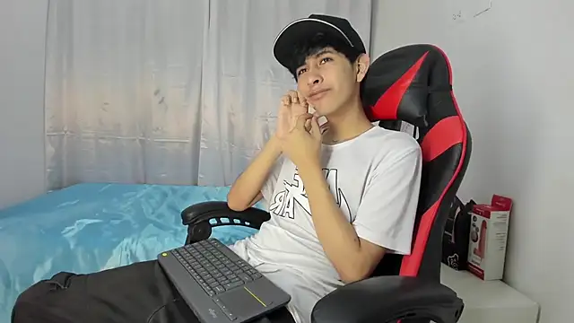 julian xx online show from May 2026 07:21:01 PM