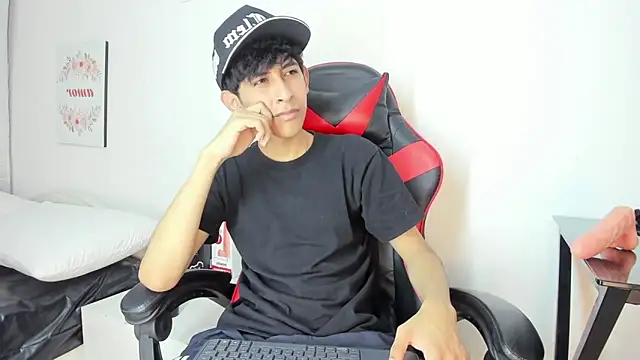 julian xx online show from May 2026 06:38:02 PM