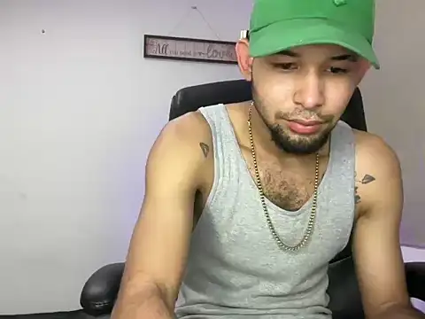 Snapshot of enyel_100 chatting on March 2026 09:32:02 PM enyel 100 online show from March 2026 09:32:02 PM