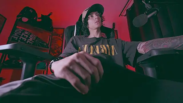 Snapshot of Olliver___y chatting on April 2026 01:14:02 AM Olliver y online show from April 2026 01:14:02 AM