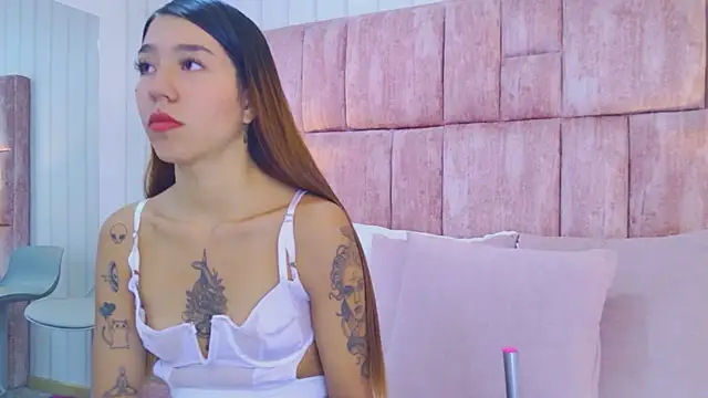 Snapshot of VioletFroost chatting on April 2026 07:29:01 PM VioletFroost online show from April 2026 07:29:01 PM