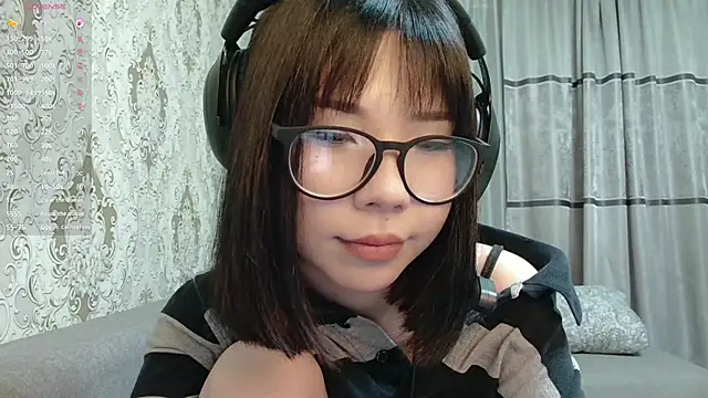 AprilOnilll online show from March 2026 06:08:01 PM