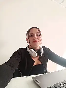 Alejandra N online show from June 2026 01:21:02 PM