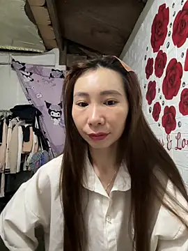 Snapshot of Adela-222 chatting on April 2026 11:51:02 PM Adela-222 online show from April 2026 11:51:02 PM