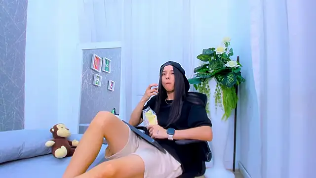 Snapshot of ViictoriiaSaenz chatting on February 2026 04:40:02 AM ViictoriiaSaenz online show from February 2026 04:40:02 AM