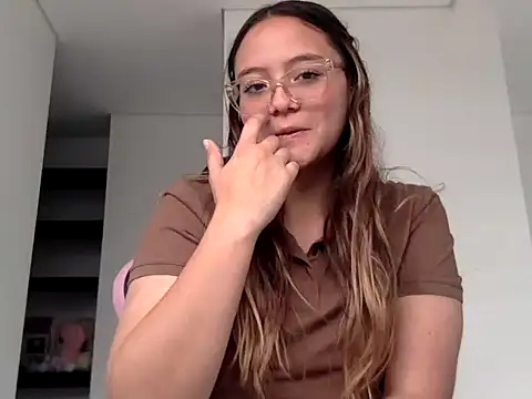 Snapshot of LOLA_R_ chatting on February 2026 06:28:02 PM LOLA R online show from February 2026 06:28:02 PM
