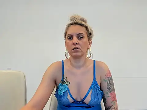 EvelynEvyyy online show from February 2026 06:44:02 AM