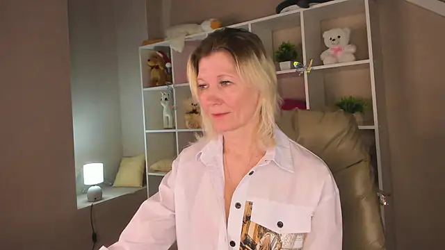 Snapshot of Julie_Lucas chatting on March 2026 02:58:01 AM Julie Lucas online show from March 2026 02:58:01 AM