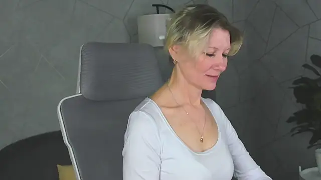 Snapshot of Julie_Lucas chatting on March 2026 12:49:01 AM Julie Lucas online show from March 2026 12:49:01 AM