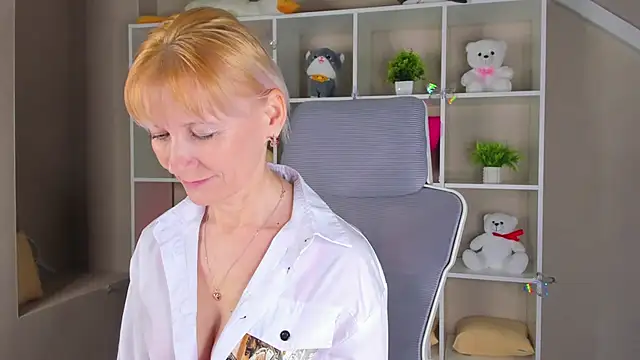 Snapshot of Julie_Lucas chatting on April 2026 12:52:02 AM Julie Lucas online show from April 2026 12:52:02 AM