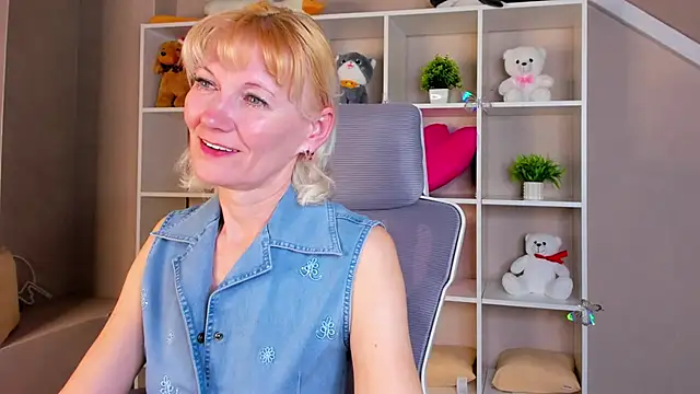 Snapshot of Julie_Lucas chatting on April 2026 12:33:01 AM Julie Lucas online show from April 2026 12:33:01 AM