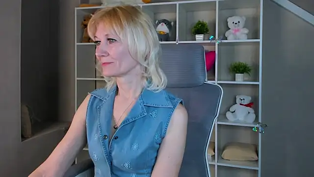 Snapshot of Julie_Lucas chatting on April 2026 12:38:02 AM Julie Lucas online show from April 2026 12:38:02 AM