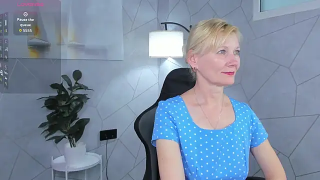 Snapshot of Julie_Lucas chatting on June 2026 12:24:01 AM Julie Lucas online show from June 2026 12:24:01 AM
