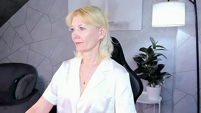Snapshot of Julie_Lucas chatting on June 2026 12:05:02 AM Julie Lucas online show from June 2026 12:05:02 AM