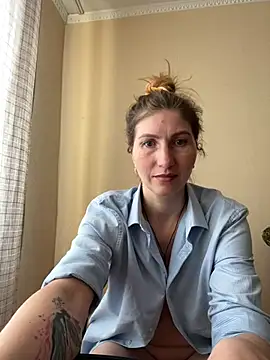 Snapshot of _Crystal_2 chatting on February 2026 01:20:01 PM Crystal 2 online show from February 2026 01:20:01 PM