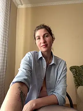 Snapshot of _Crystal_2 chatting on March 2026 11:25:01 AM Crystal 2 online show from March 2026 11:25:01 AM