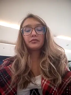 Snapshot of Karla-giraldo_1 chatting on March 2026 04:57:01 PM Karla-giraldo 1 online show from March 2026 04:57:01 PM