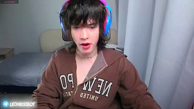 LeonBoykisser online show from June 2026 12:13:01 AM