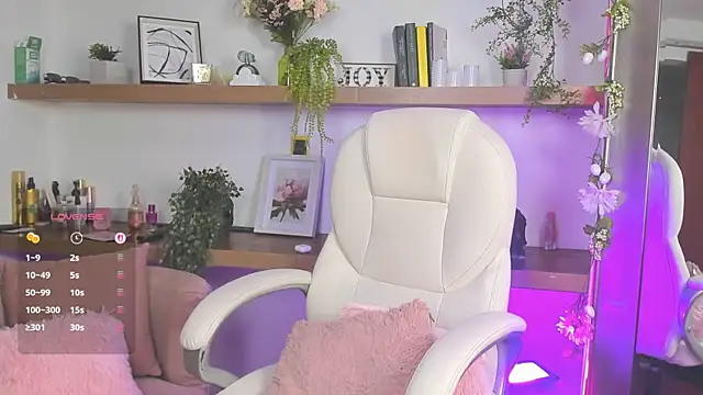 Snapshot of _Lorraine_v chatting on April 2026 08:33:01 PM Lorraine v online show from April 2026 08:33:01 PM
