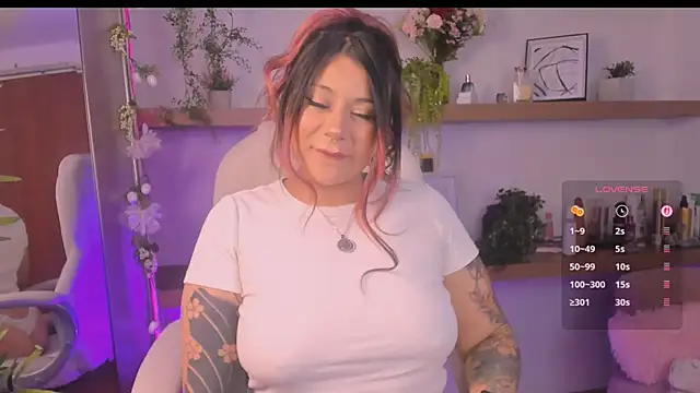 Snapshot of _Lorraine_v chatting on May 2026 08:35:02 PM Lorraine v online show from May 2026 08:35:02 PM