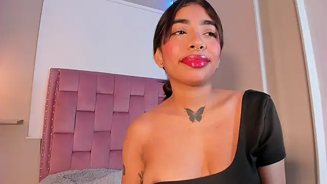 Scarlet Vixen  online show from April 2026 12:33:02 PM