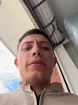 santiObrero online show from April 2026 07:05:02 PM