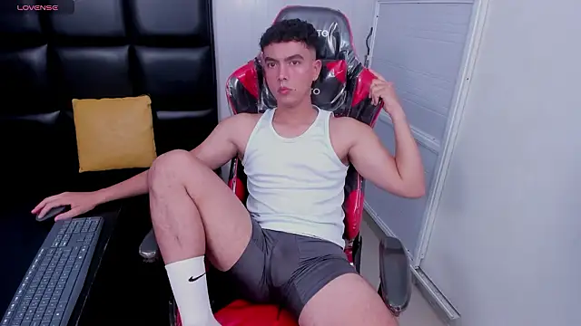 evancox20 online show from February 2026 12:48:02 PM