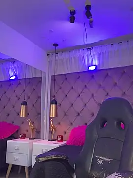 Auri   online show from June 2026 07:26:02 PM