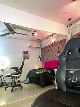 Auri   online show from June 2026 07:01:01 PM