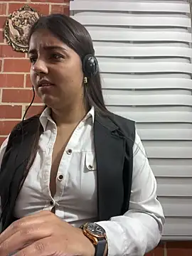 Snapshot of A-uroora chatting on February 2026 07:48:01 AM A-uroora online show from February 2026 07:48:01 AM