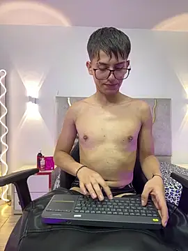 Snapshot of EVAN_TAY chatting on March 2026 05:19:01 AM EVAN TAY online show from March 2026 05:19:01 AM