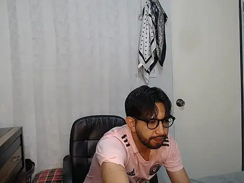 Snapshot of thomass1018 chatting on May 2026 01:23:02 AM thomass1018 online show from May 2026 01:23:02 AM